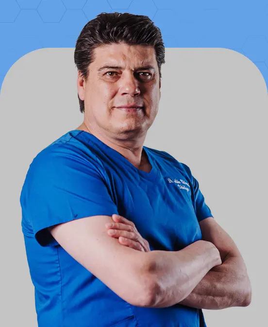 Dr. Adán Valenzuela, urólogo pediatra en Chihuahua, con pijama quirúrgica
